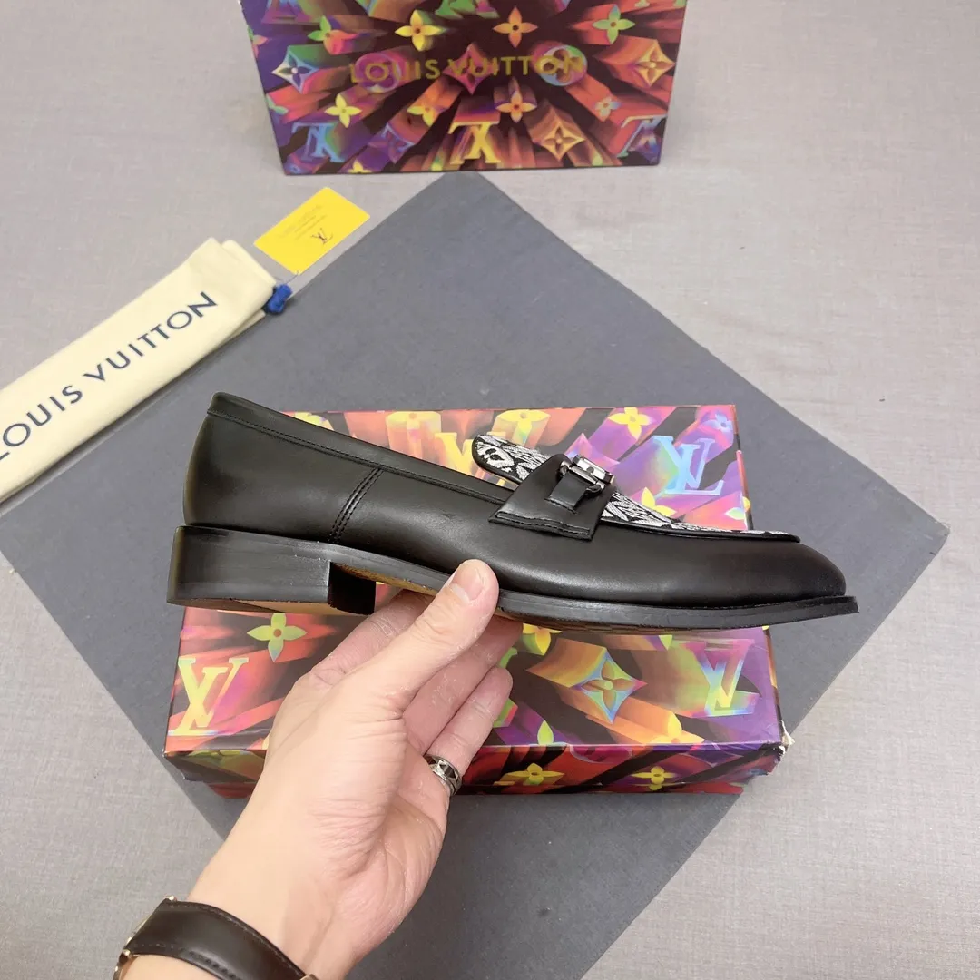 p440【LV】《Lv leather shoes are a must-have for trendy men. 👟Strong European fashion atmosphere. Generous shoe last. High-end quality. Fully imported first-layer cowhide. Sheepskin lining. Comfortable on the feet. Lightweight rubber outsole is thick and comfortable. 👍👍Its unique talent lies in its unremitting pursuit of innovation. 0️⃣0️⃣2️⃣ Code number 39 to 44 (Can be customized for 38.45) No. 0117